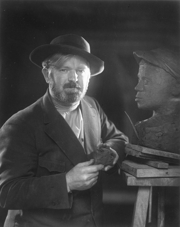 Peter August Böckstiegel in seinem Arroder Atelier mit dem Bildnis von Paul Spengemann, Fotografie von Franz Packenius aus dem Oktober 1931