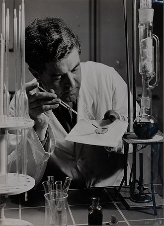 Vincent Böckstiegel, Selbstbildnis im Labor, um 1955, Nachlass Vincent Böckstiegel