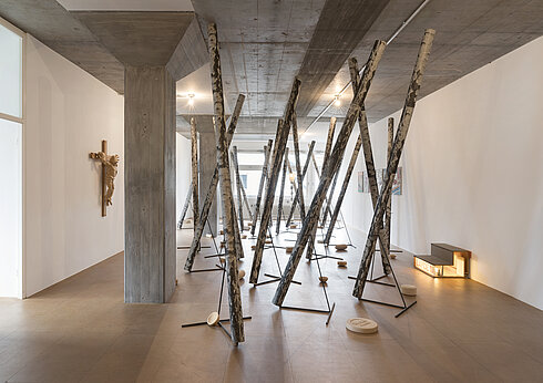 Martin Kippenberger, „Jetzt geh ich in den Birkenwald, denn meine Pillen wirken bald“, 1990, Installationsansicht in den Räumen der Sammlung Grässlin, © 2025 Estate Martin Kippenberger, Galerie Gisela Capitain, Cologne, Foto: Wolfgang Günzel