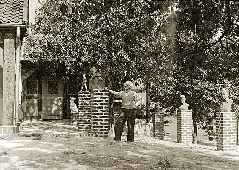 Peter August Böckstiegel vor dem 1946/47 angebauten "Neuen Atelier" seines Elternhauses