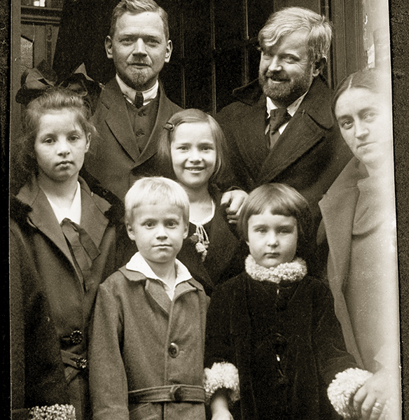 Peter August und Hanna Böckstiegel mit ihrer Tochter Sonja (rechts) bei Heinrich Becker mit seiner Tochter Elise, deren Freundin und seinem Sohn Arnold