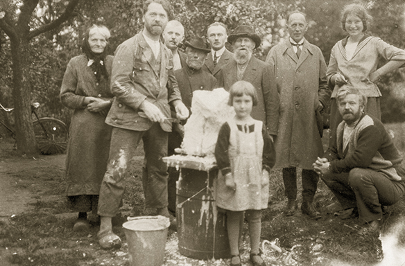 Peter August Böckstiegel und der Dresdner Bildhauer Edmund Moeller (2. v. l.) in Arrode mit (v. l.) Friederike, Gustav und Wilhelm Böckstiegel, Max Tietz, Peter Sussiek, Albert Meise und Sonja Böckstiegel im Vordergrund