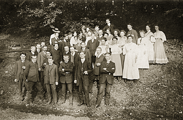 Peter August Böckstiegel (Mitte 1. Reihe) mit Lehrern und Schüler*innen der Bielefelder Handwerker- und Kunstgewerbeschule