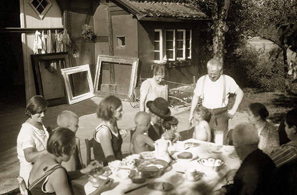 Peter August Böckstiegel mit Familie und Freunden vor seinem Elternhaus in Arrode