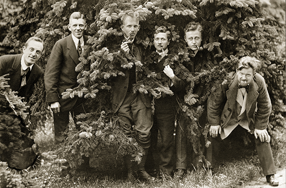 Peter August Böckstiegel mit den Künstlern Hugo Peters, Max Schröer, Karl Altenbernd, Heinz Lewerenz und Karl Niestrath (v. l.) im Dresdner „Großen Garten“