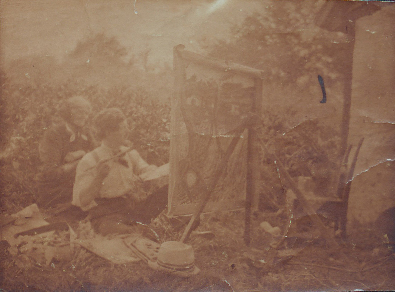 Peter August Böckstiegel beim Malen mit seiner Mutter Friederike im Garten seines Elternhauses